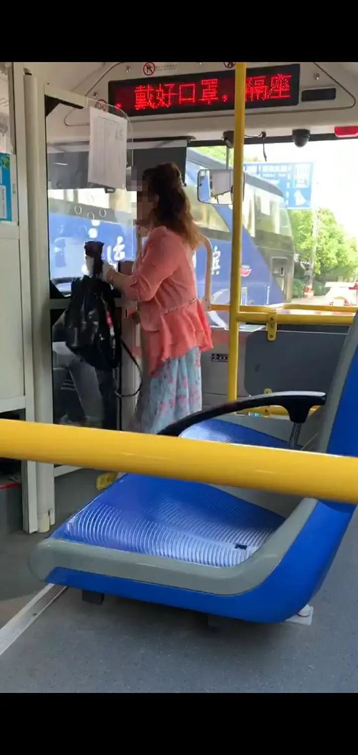 DƬ